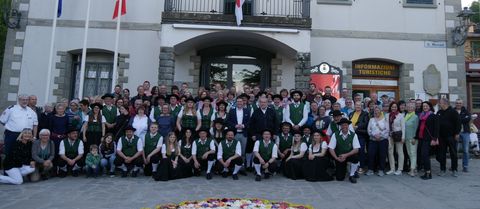 120 Bürgerinnen und Bürger der Gemeinde Hilzingen fuhren zur Partnergemeinde nach Lizzano in Belvedere (Italien), um die über 20 Jahre bestehende Partnerschaft zu erneuern und zu feiern.