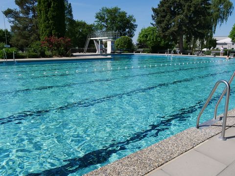 Großes Schwimmbecken im Hilzinger Freibad